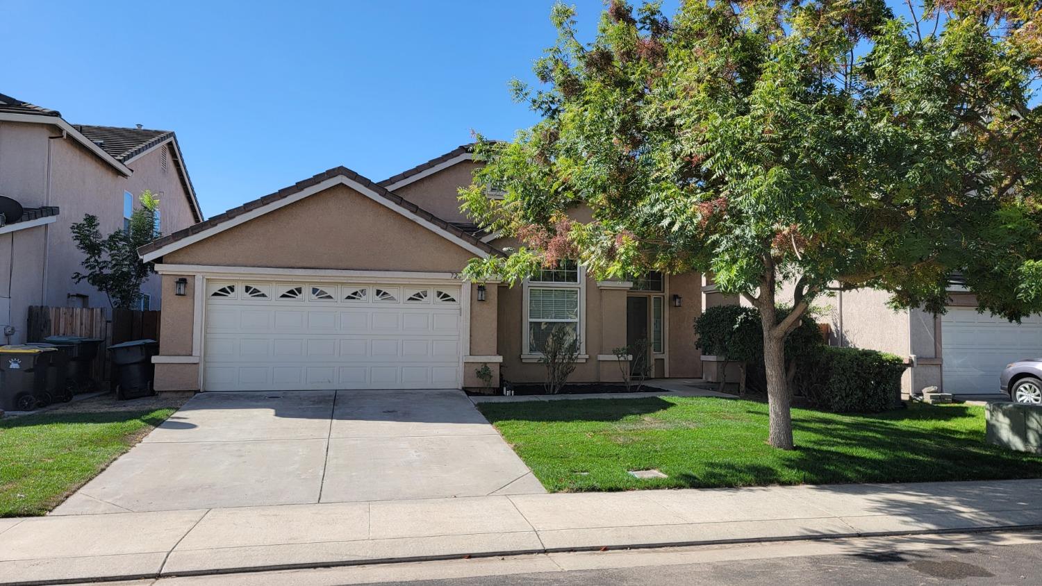 a front view of house with garage and yard