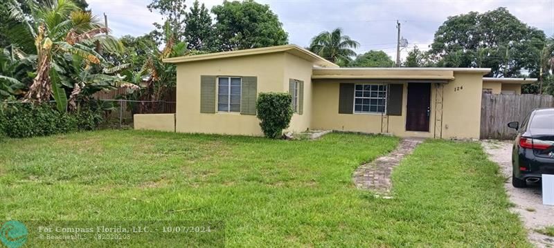 a view of a house with backyard and garden