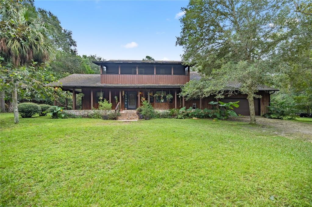 a view of a house with a yard