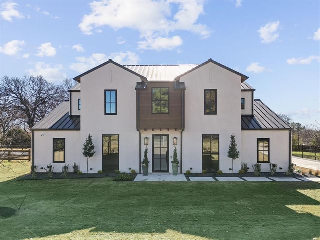 $2,348,000 | 213 Oak Crest Hill Drive | Central Colleyville