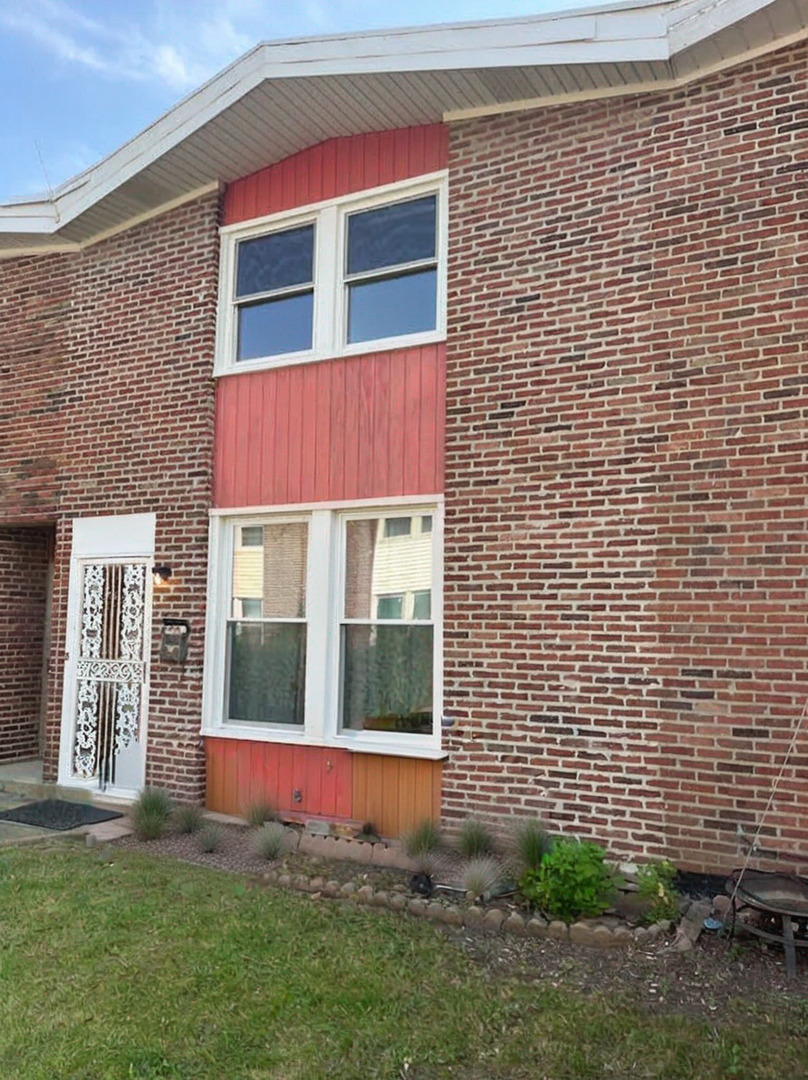 a view of a house with backyard