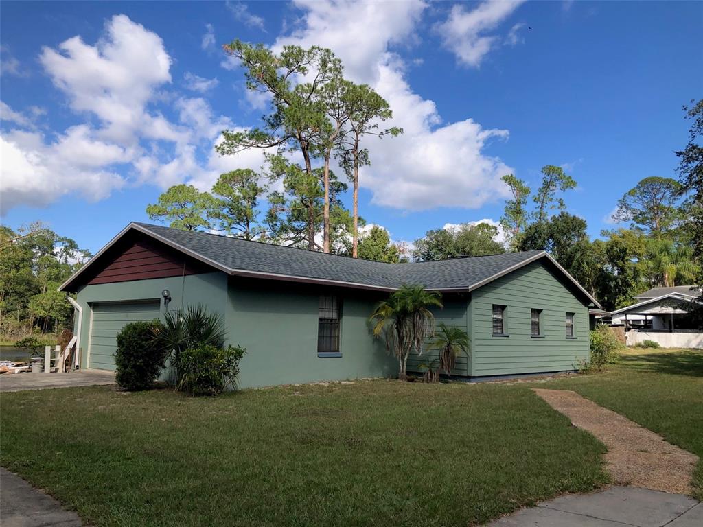 a view of a house with a yard