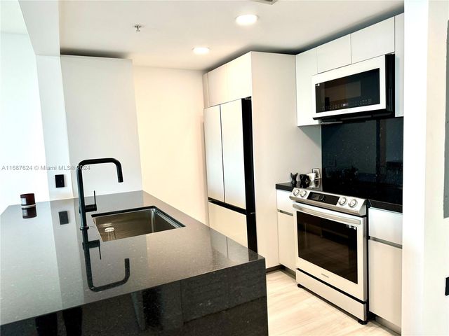 $2,495 | 900 Southwest 8th Street, Unit 705 | Brickell Vista