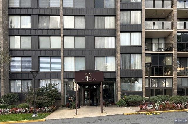 $300,000 | 9060 Palisade Avenue, Unit 716 | Woodcliff