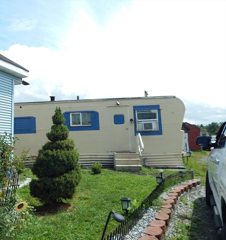 a view of a house with backyard