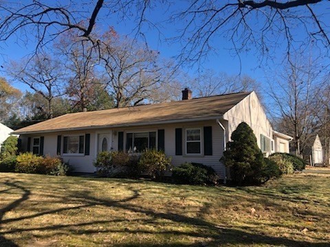 a view of a house with a yard