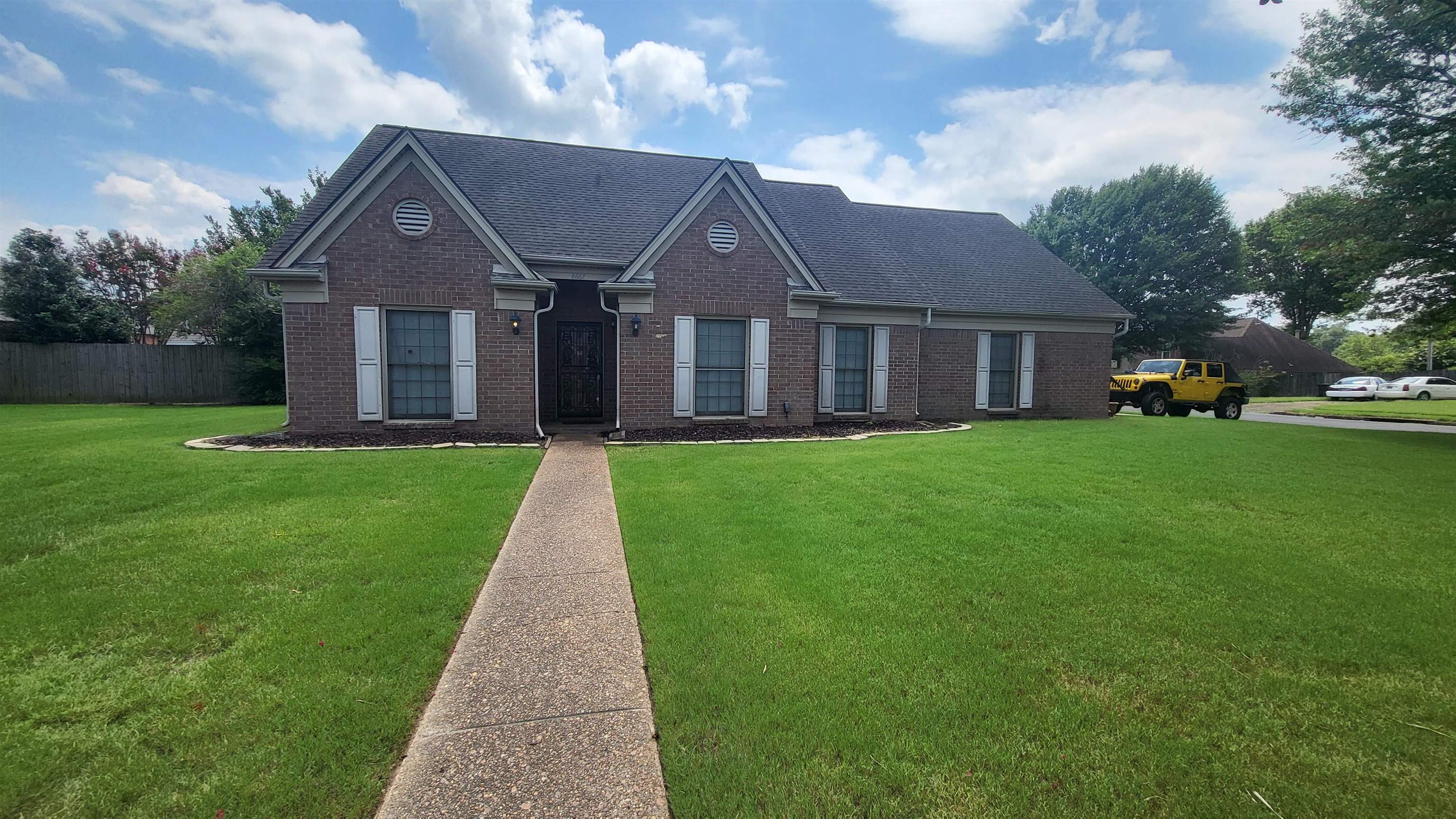 View of front of house featuring a front lawn