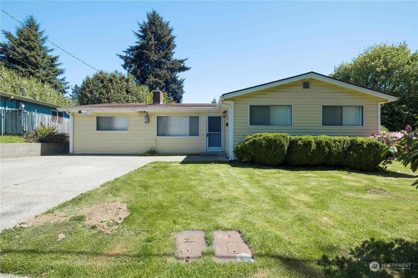 a view of a house with a yard