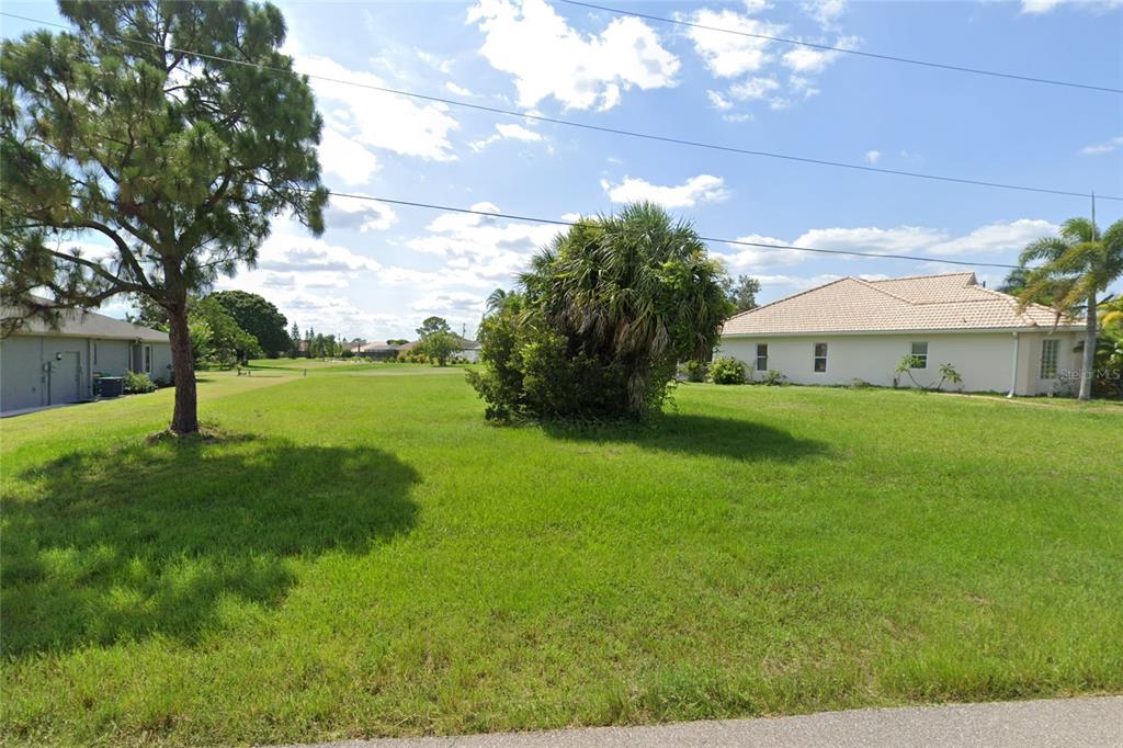 a view of a house with a backyard