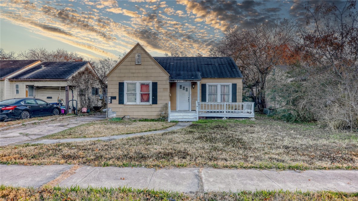 a view of a house with a yard