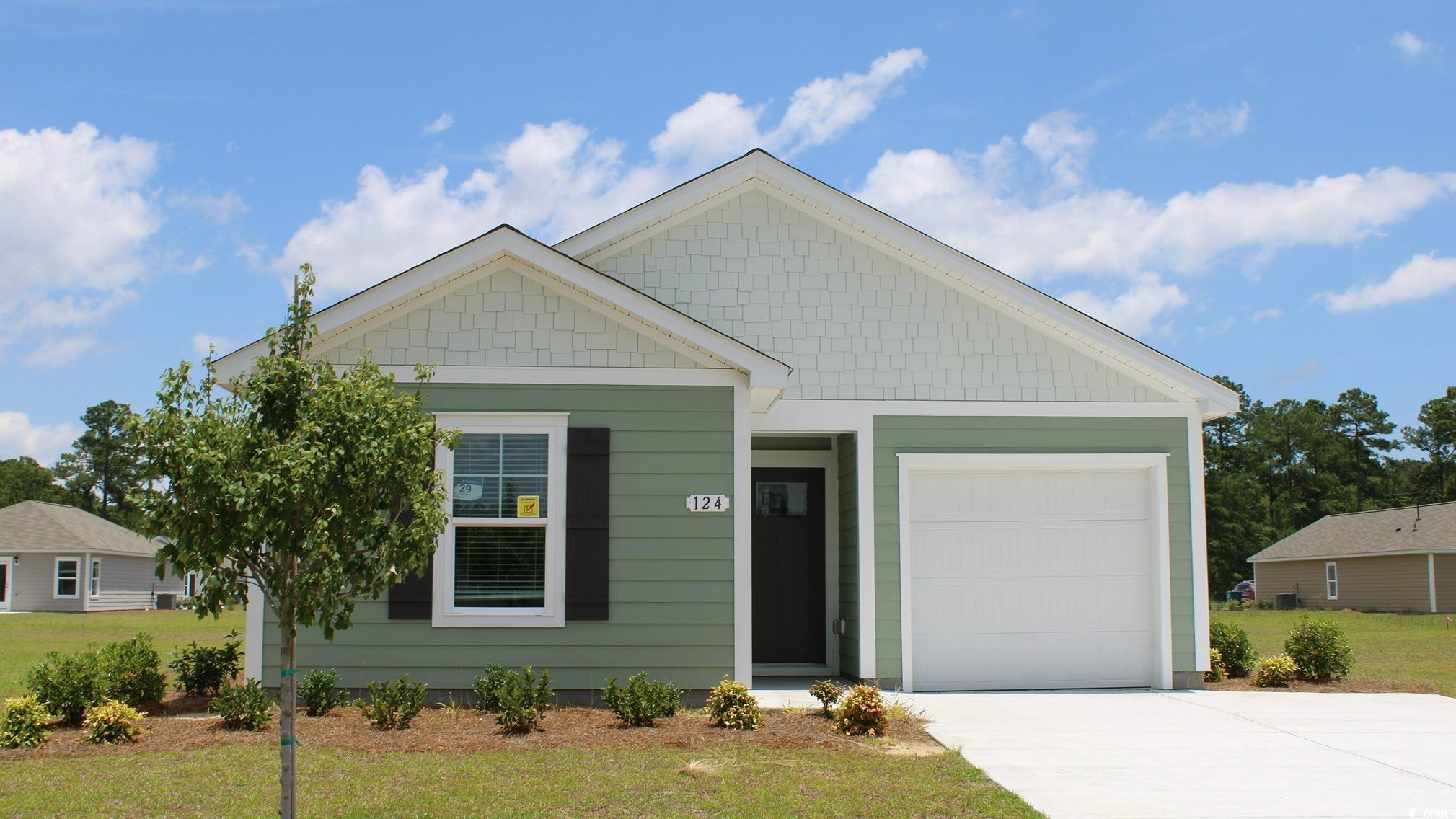 View of front facade featuring a front lawn and a