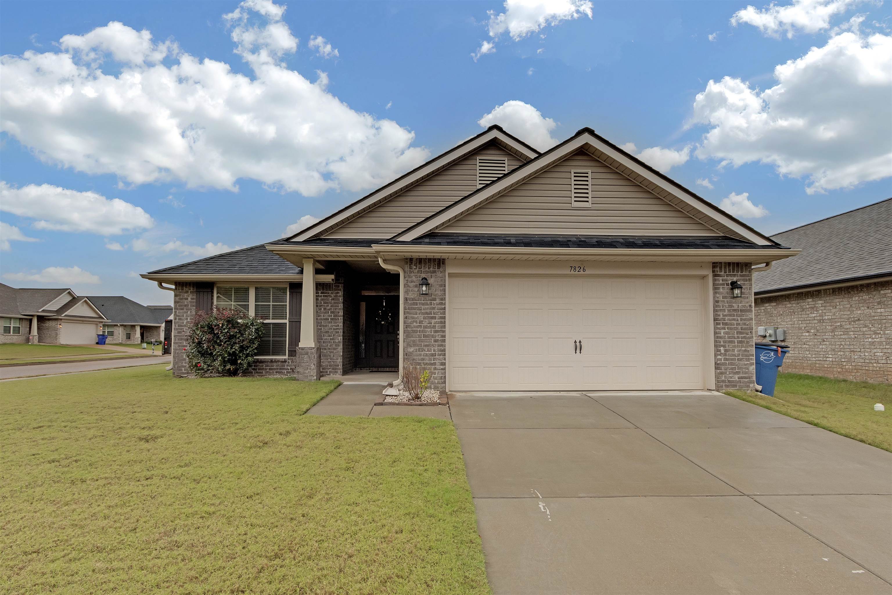 Craftsman inspired home featuring a garage and a front yard