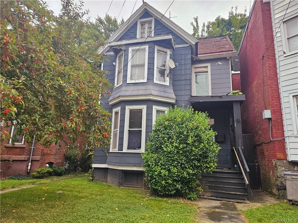 House with a front yard