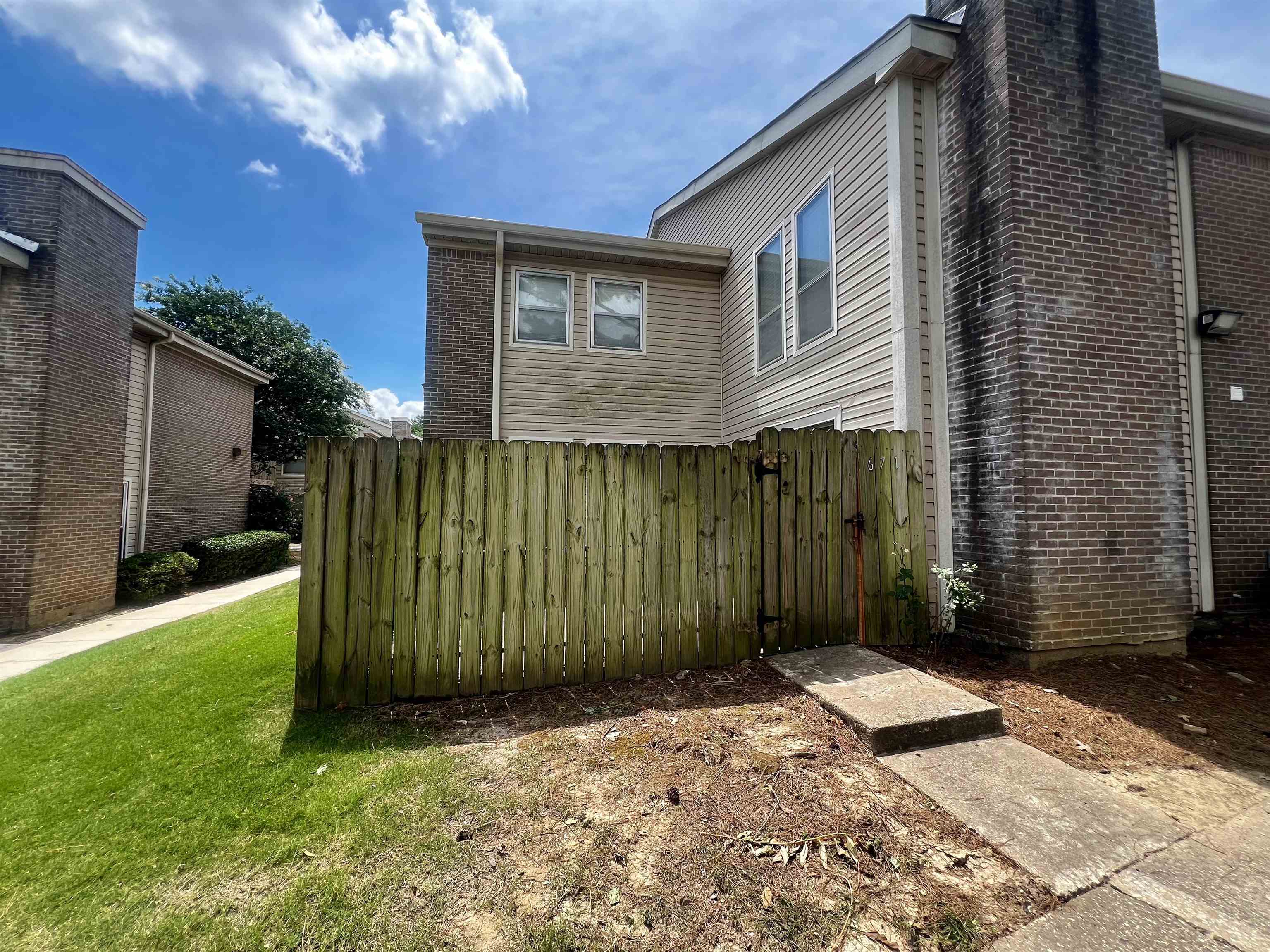 a view of a house with backyard