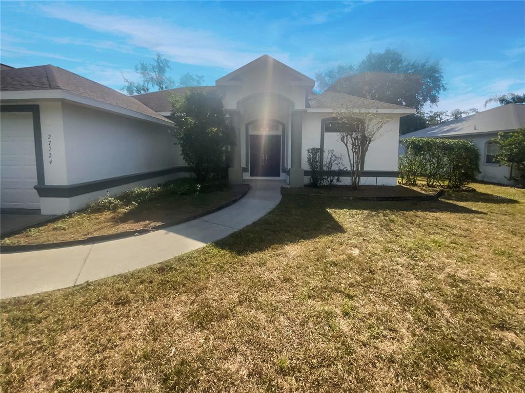 a view of a house with a yard