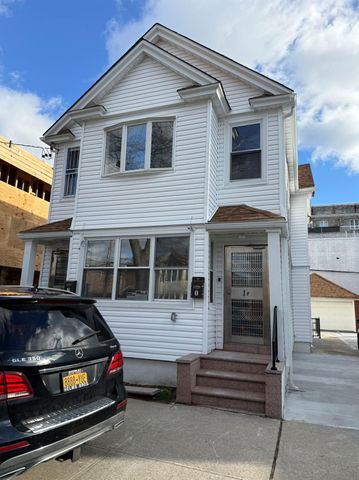 $1,800 | 43-35 161 Street, Unit LOWR | Flushing