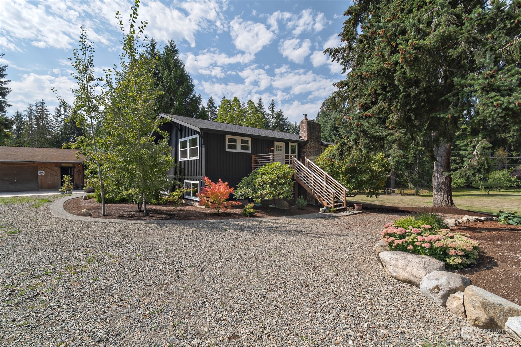 a view of a house with backyard and garden