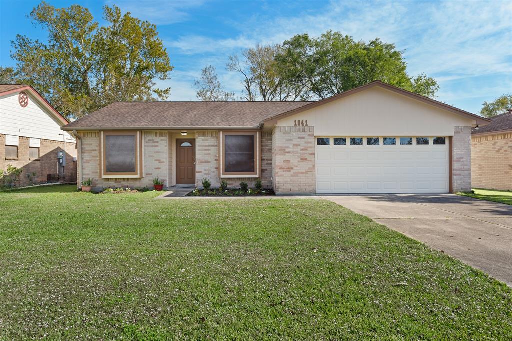 Welcome to 1041 Crossing Road in Angleton!