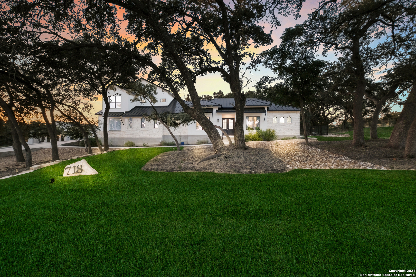 a view of a house with backyard and a tree