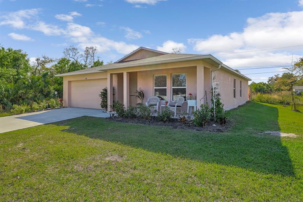 a view of a house with backyard and garden