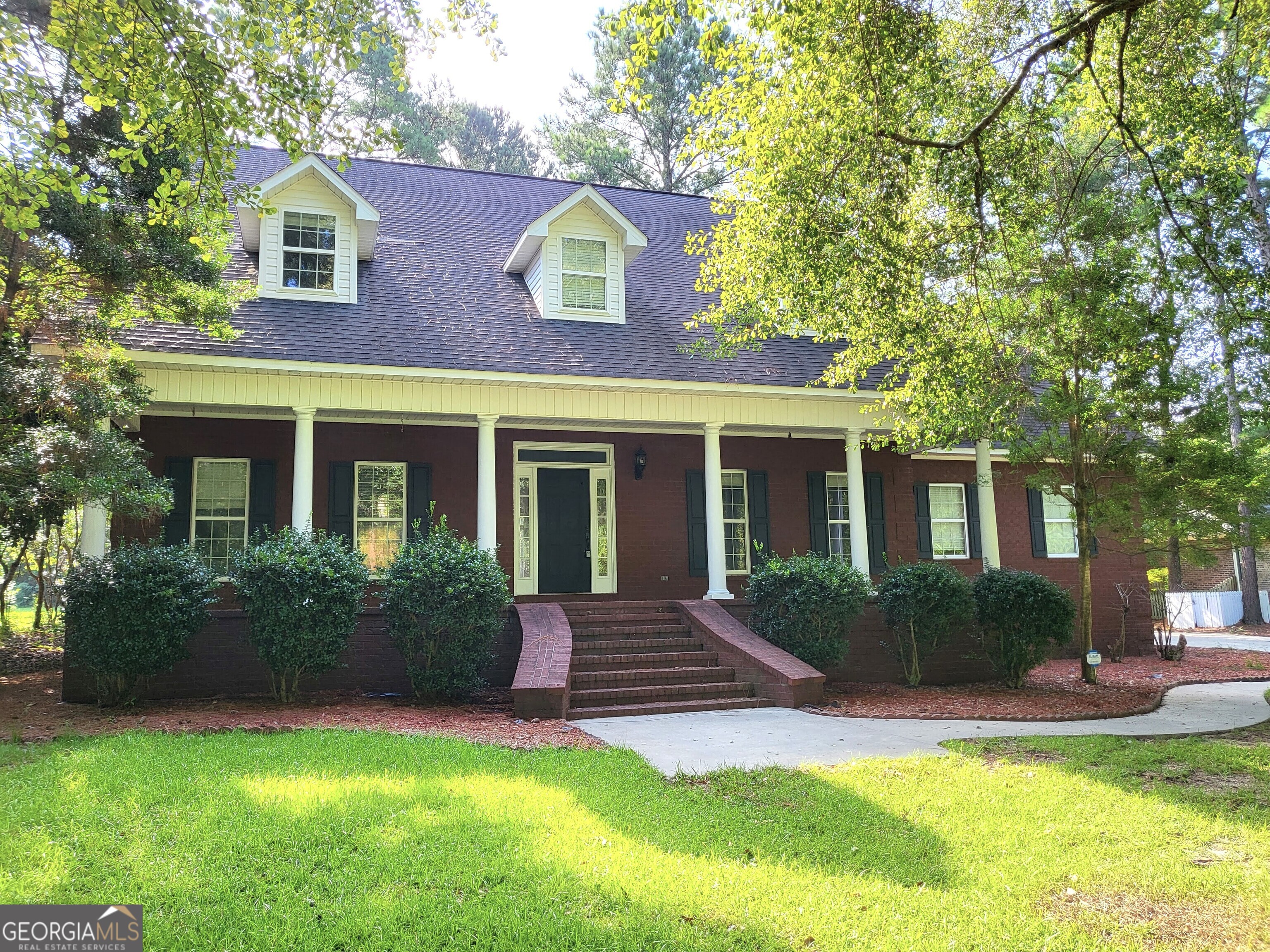 a view of a house with a yard and plants