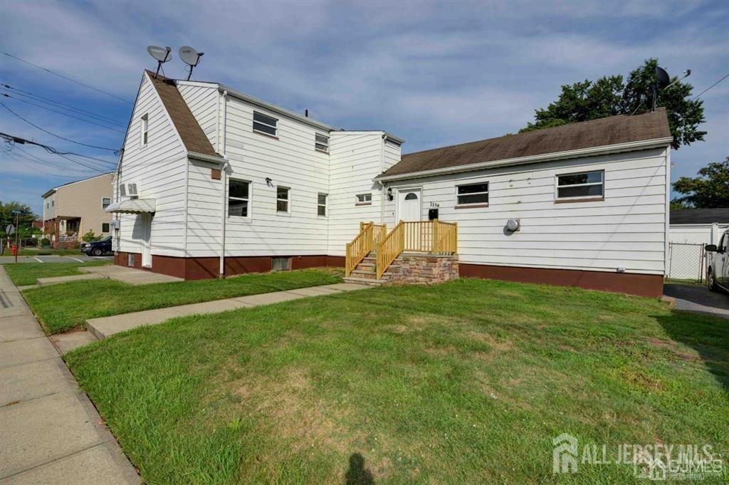 a view of a house with a yard