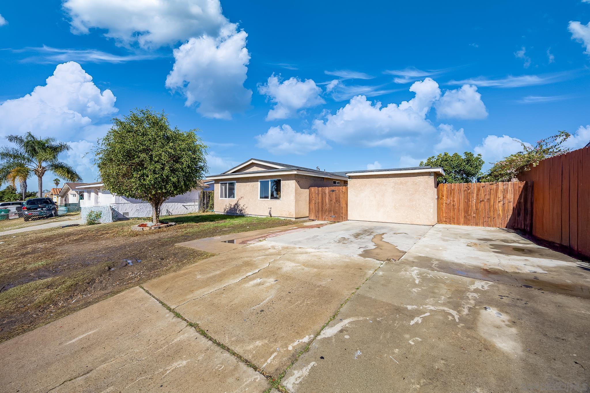 a view of a house with a yard