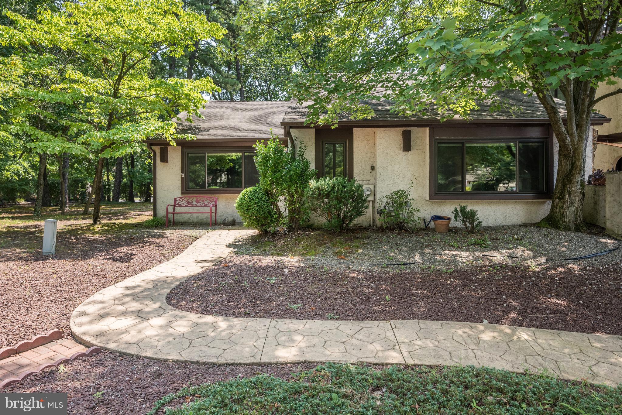 a view of a house with backyard and garden