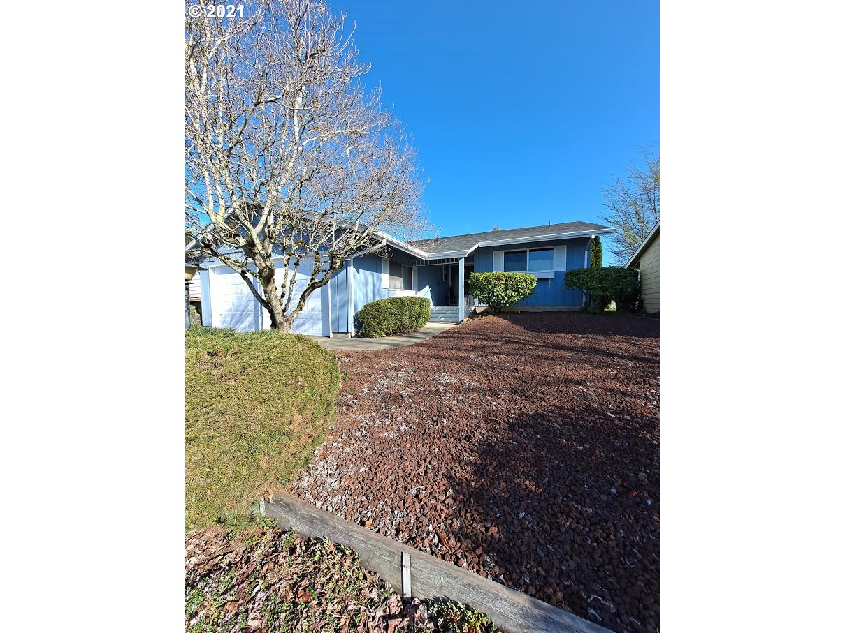 a view of a house with a yard