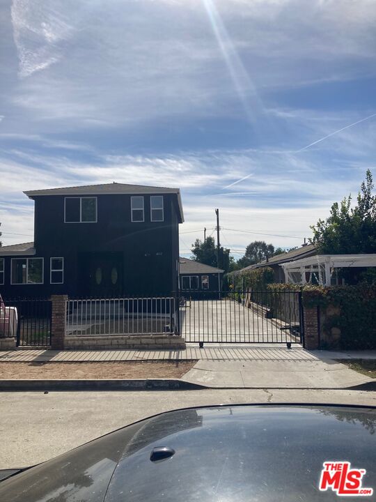 a view of entryway with a big yard