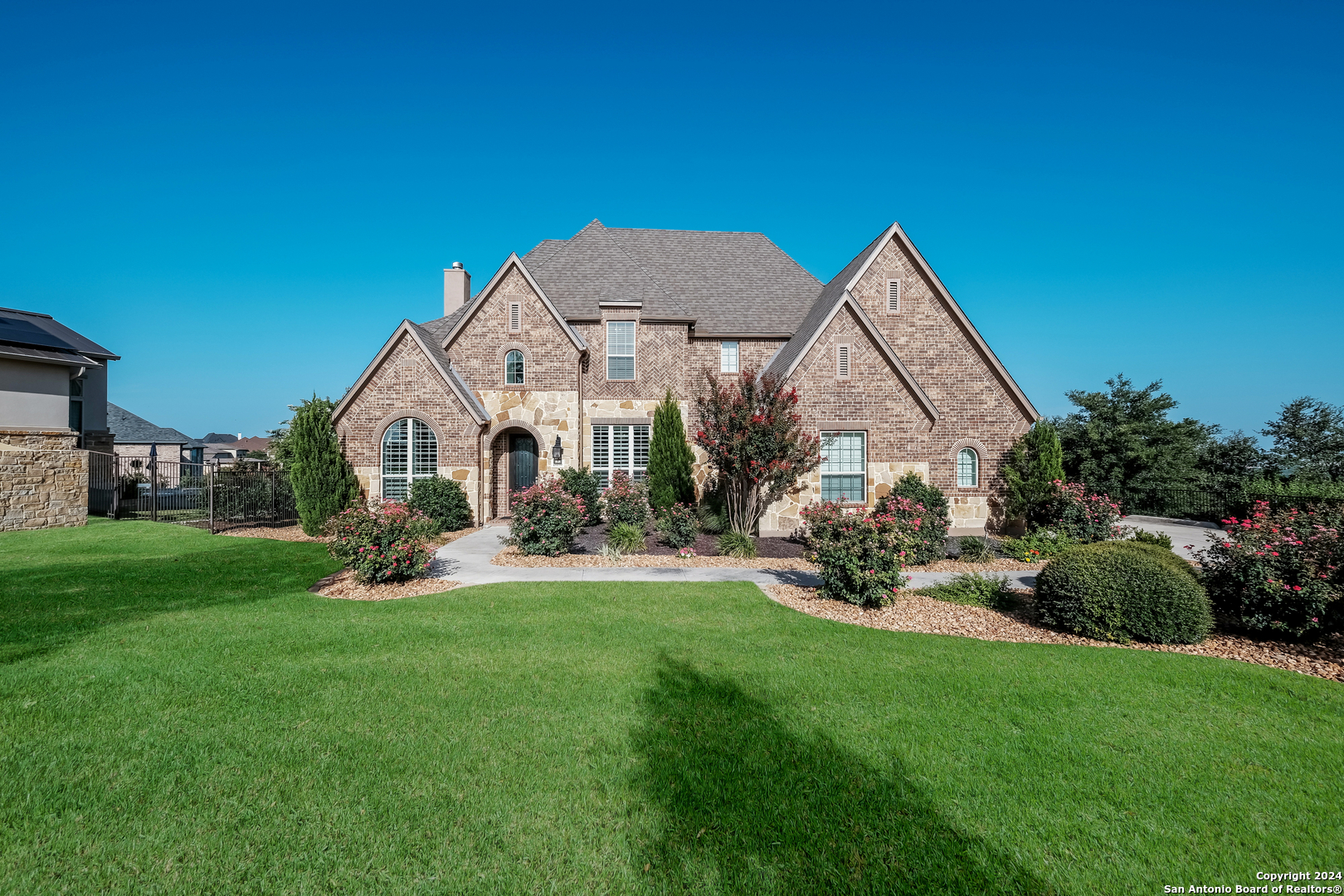 a view of a house with backyard porch and garden