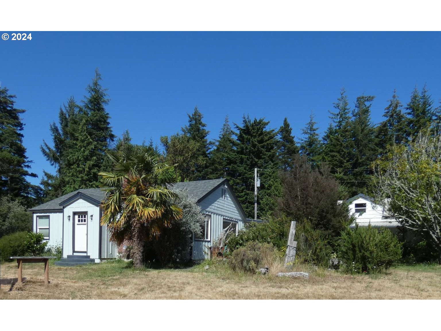 a view of a house with a backyard