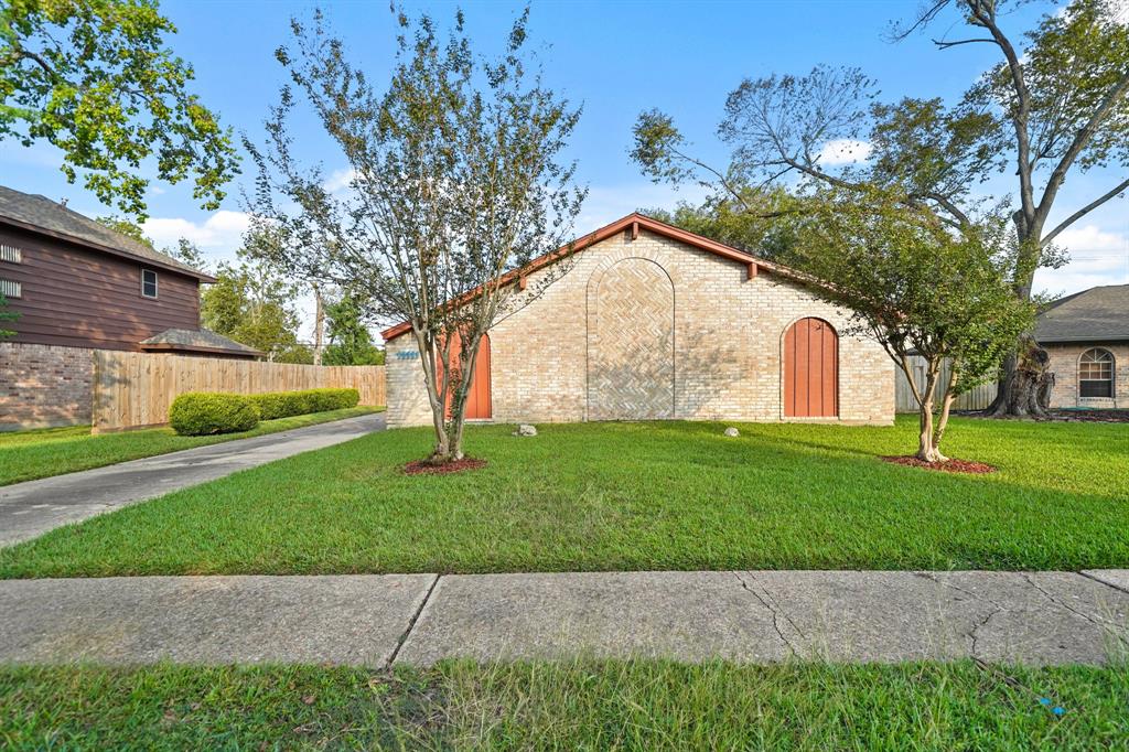 a view of a house with a yard