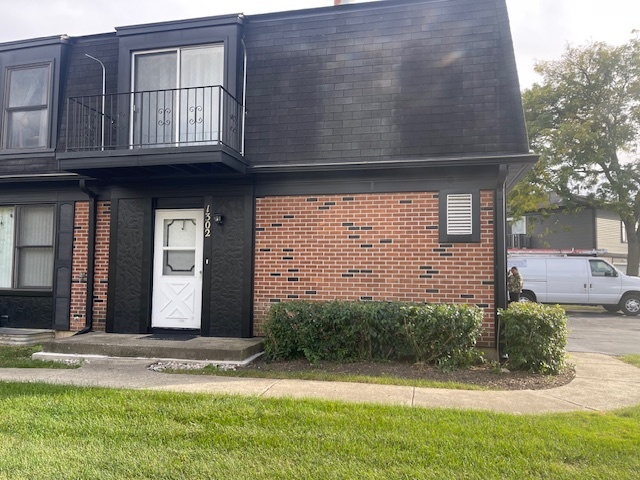 a view of a house with backyard and garden