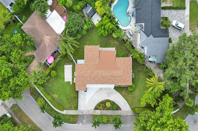 $1,300,000 | 2000 North Hibiscus Drive | Keystone Point