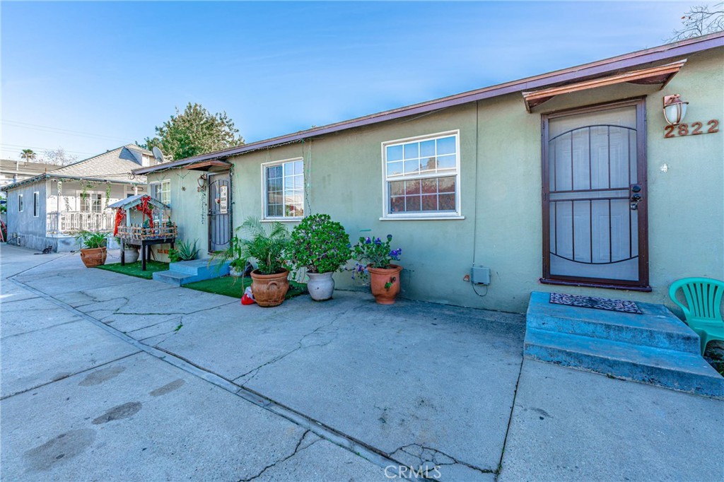 a view of a house with backyard and plants