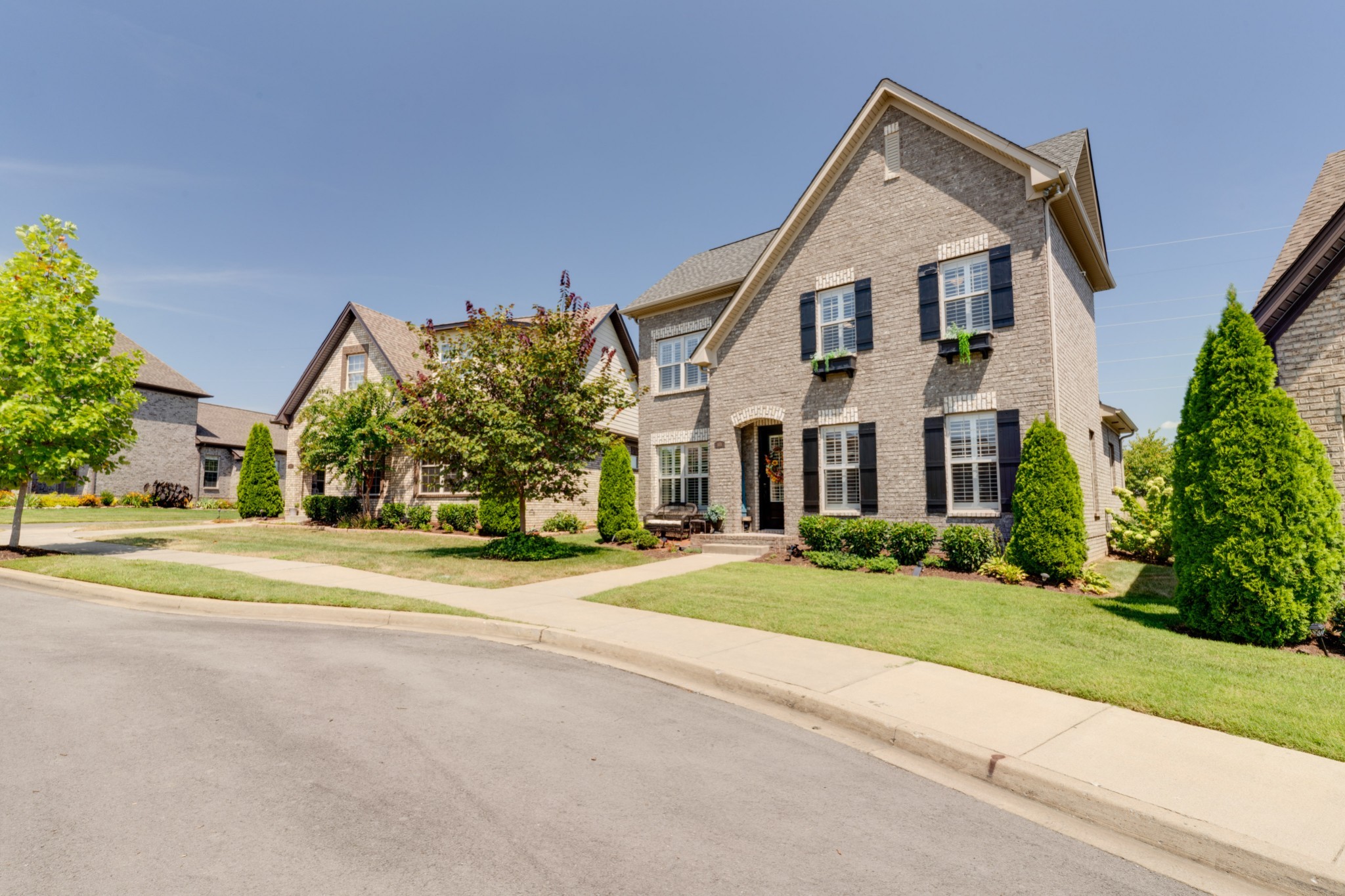 Sidewalks and green spaces throughout this neighborhood only add to the charm!  Walk around the circle in the evenings and chat with neighbors.  No one here has to spend evenings doing yard work!