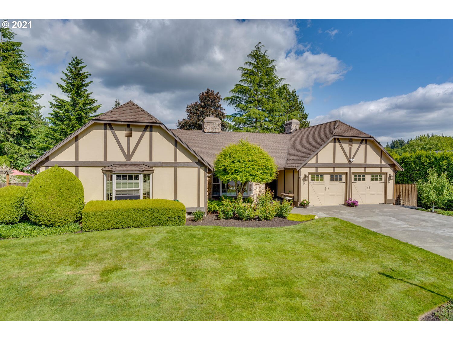 a view of front of house with yard and green space