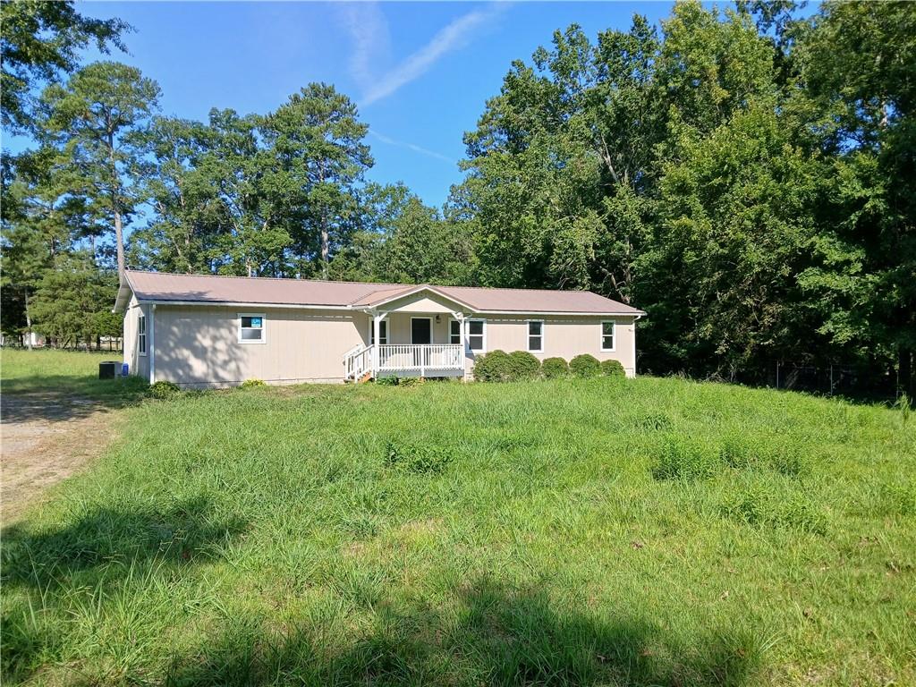 a view of a house with backyard and garden