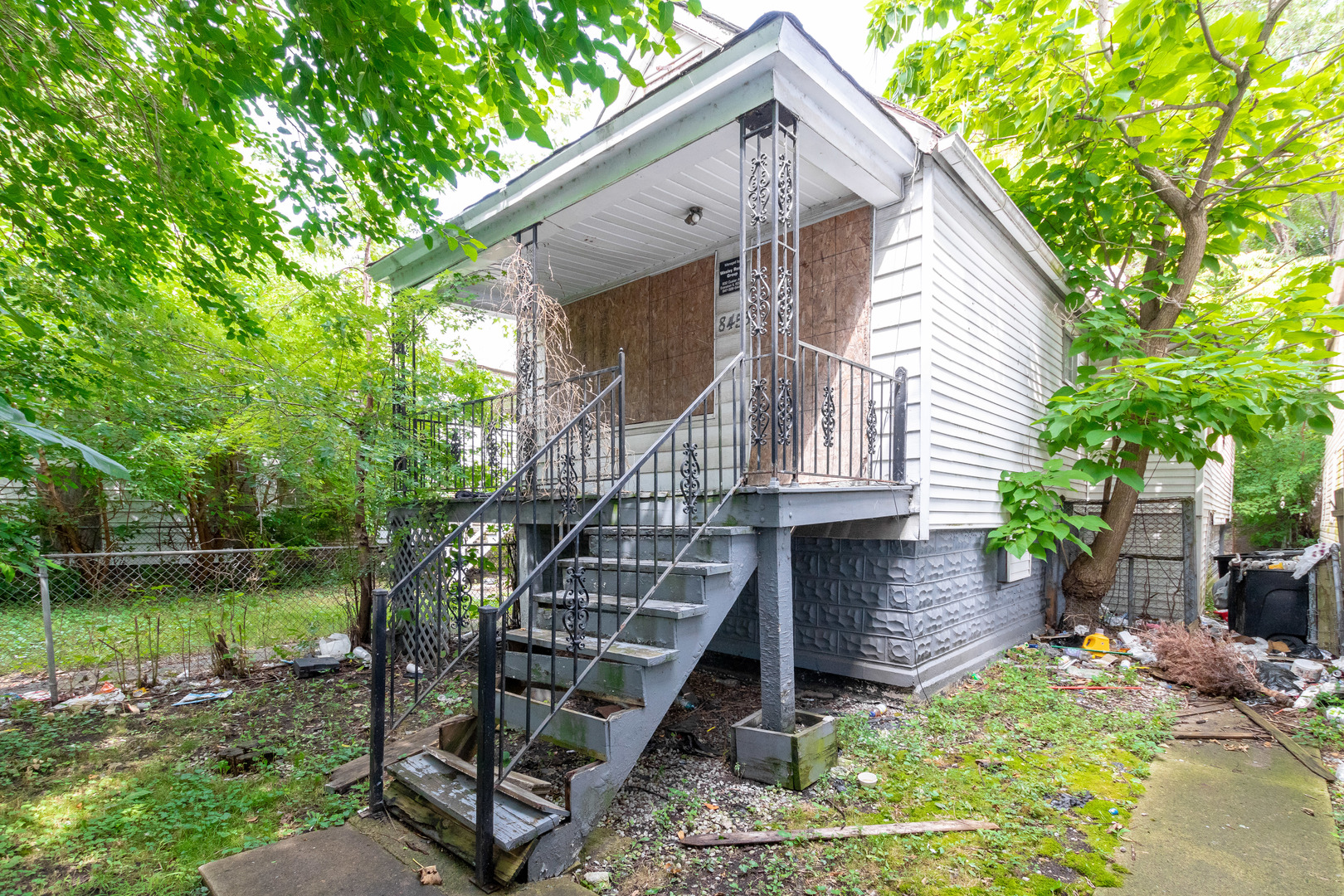 a view of a house with backyard