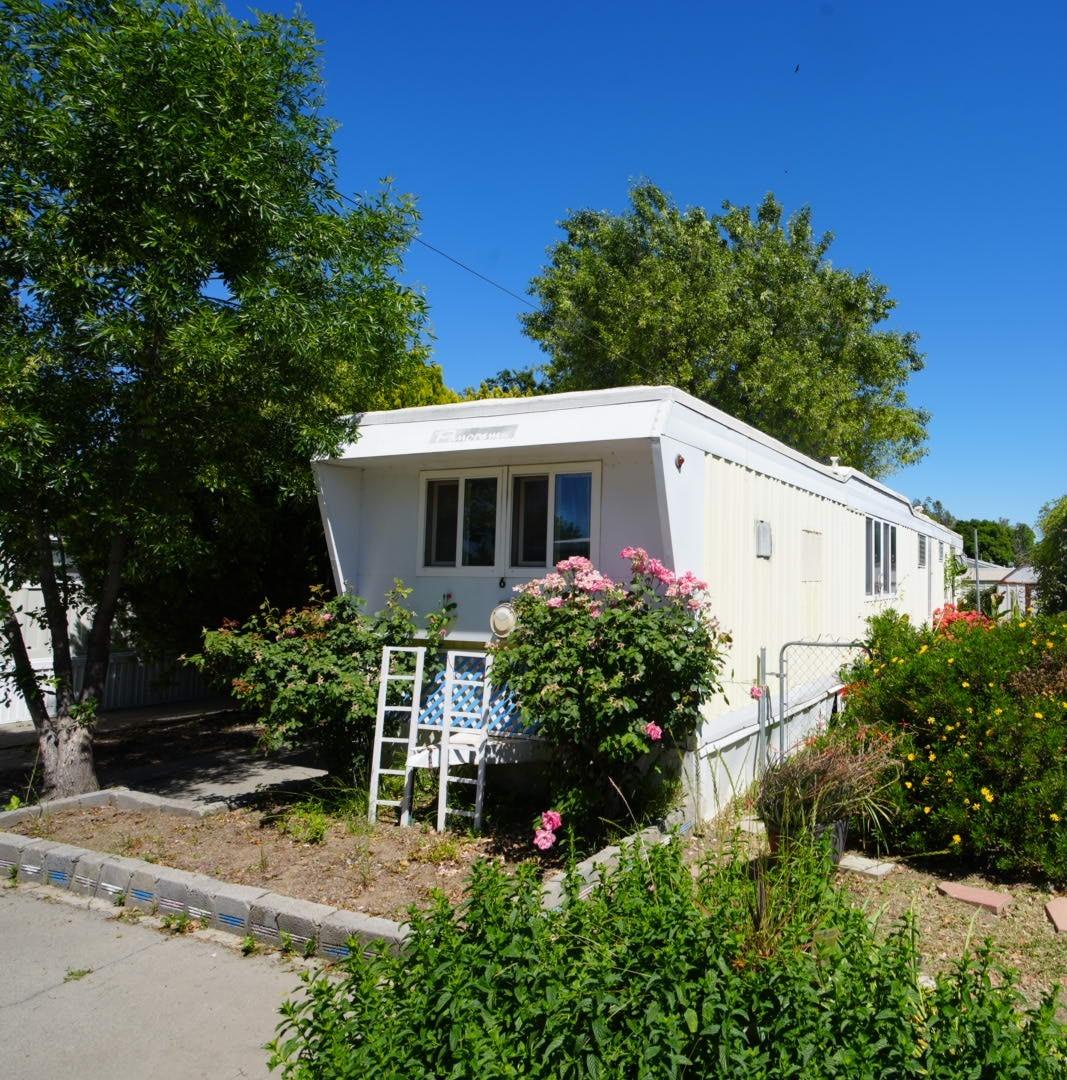 a view of a house with yard and plants