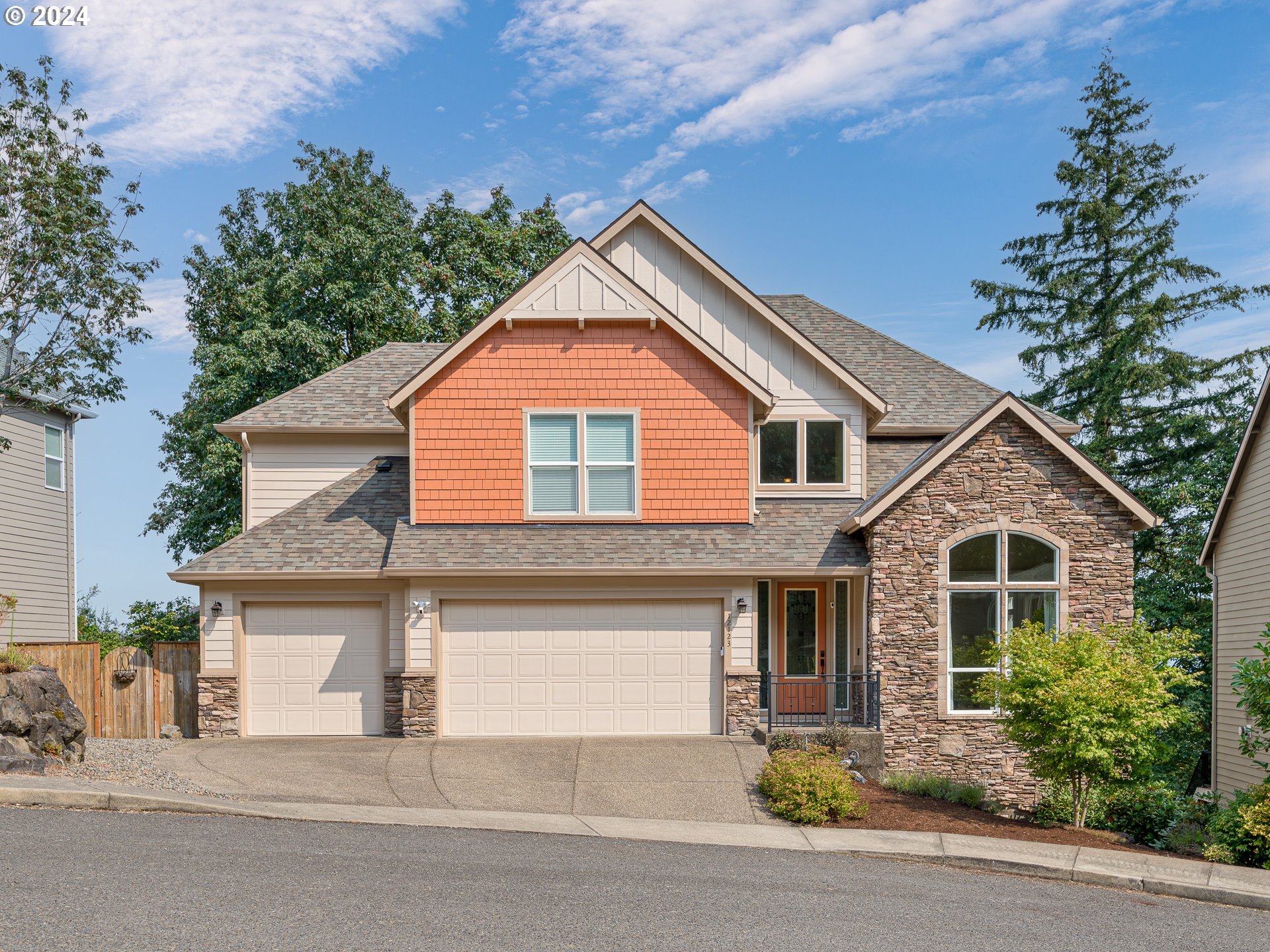 a view of a yard in front of a house