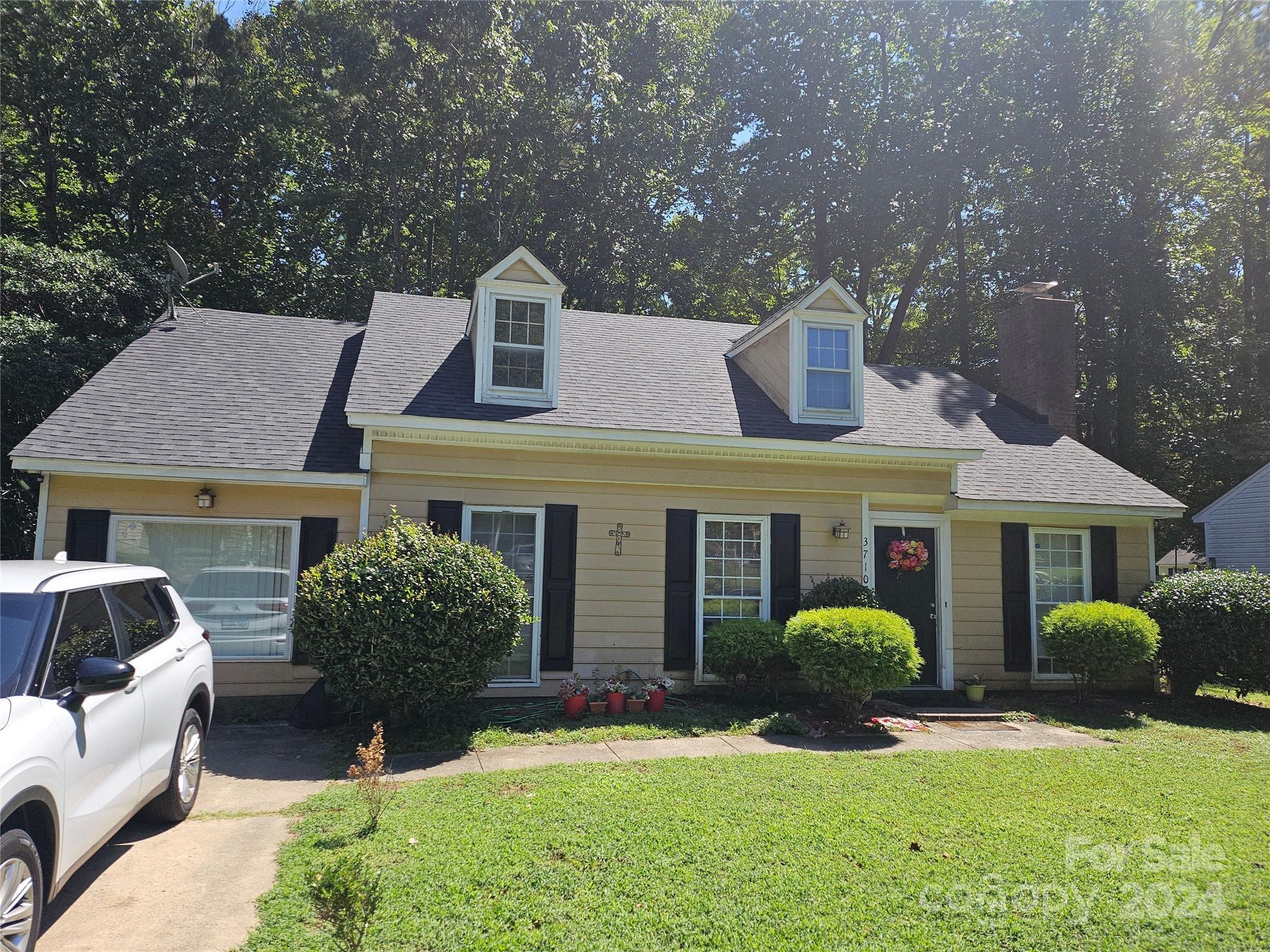 a view of a yard in front of house