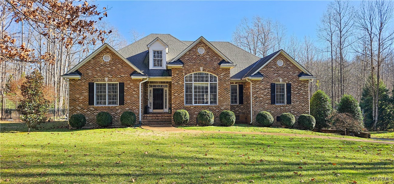 View of front property featuring a front lawn