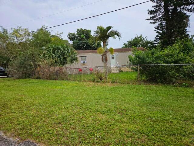 a view of a backyard