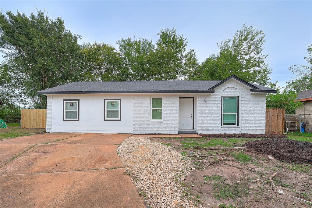 front view of house with a yard