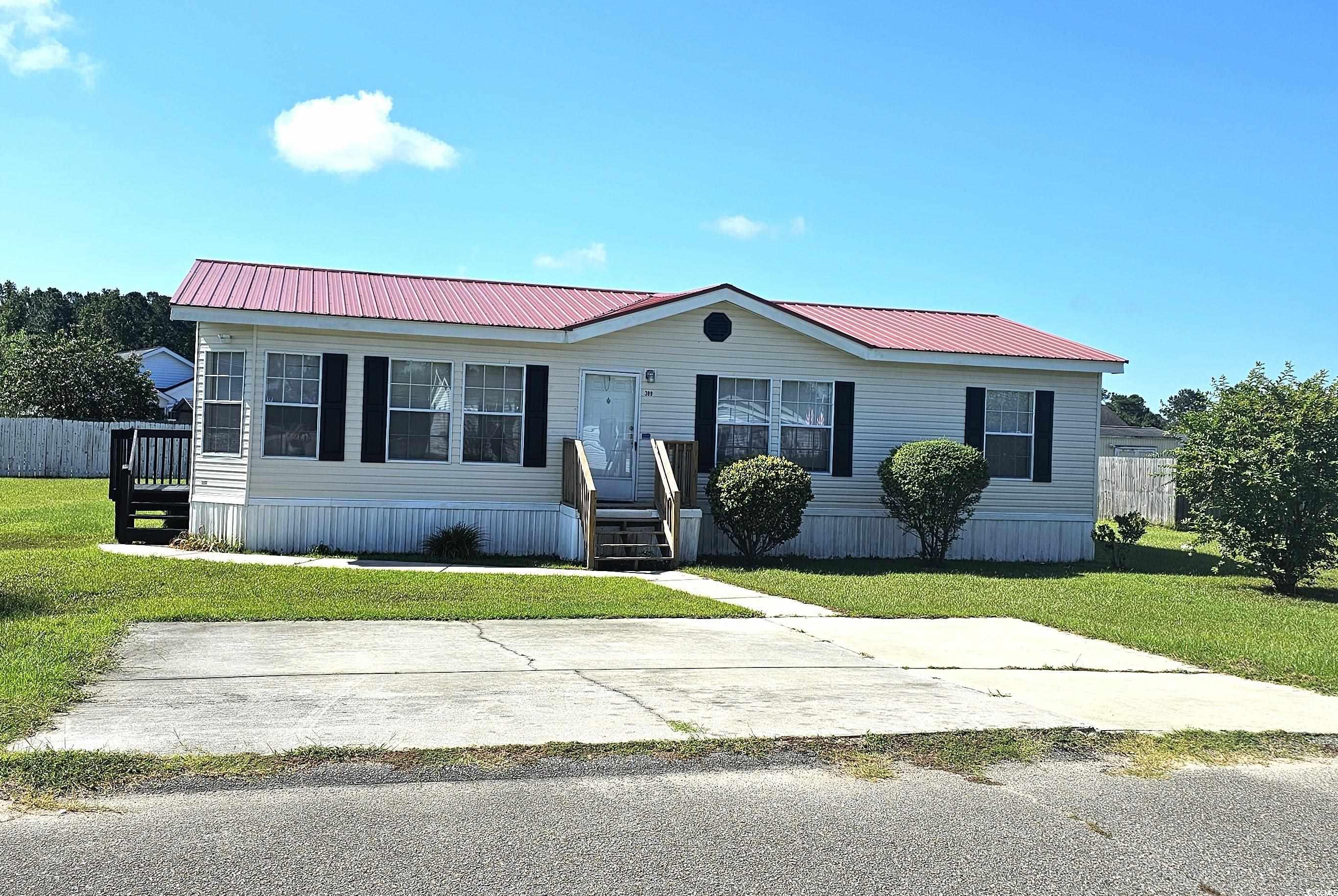 Manufactured / mobile home featuring a front lawn