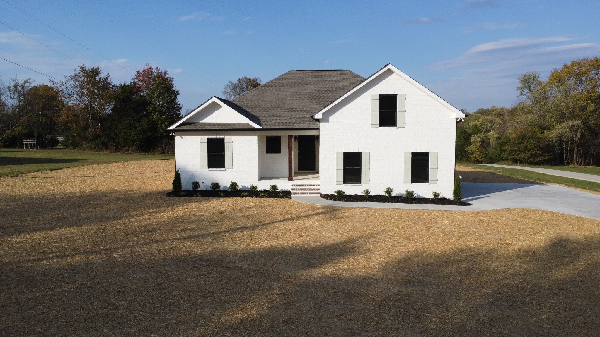 a view of a house with backyard and trees