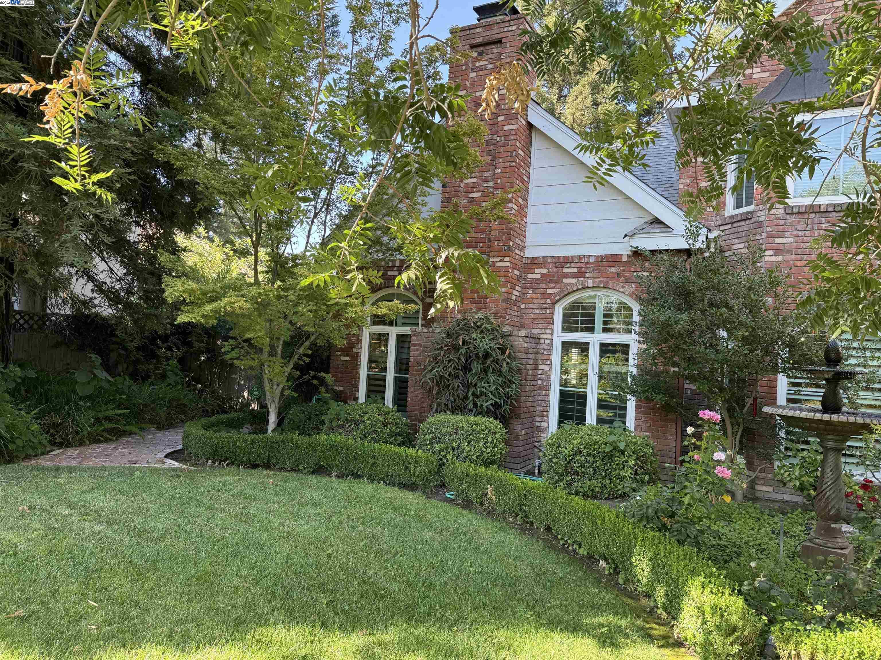 a view of a house with backyard and garden