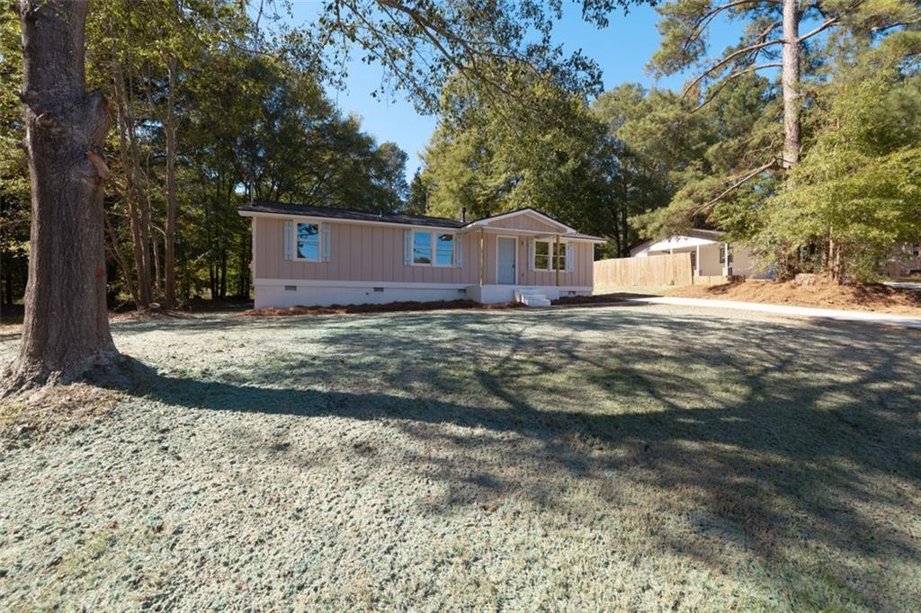 a view of a house with a yard